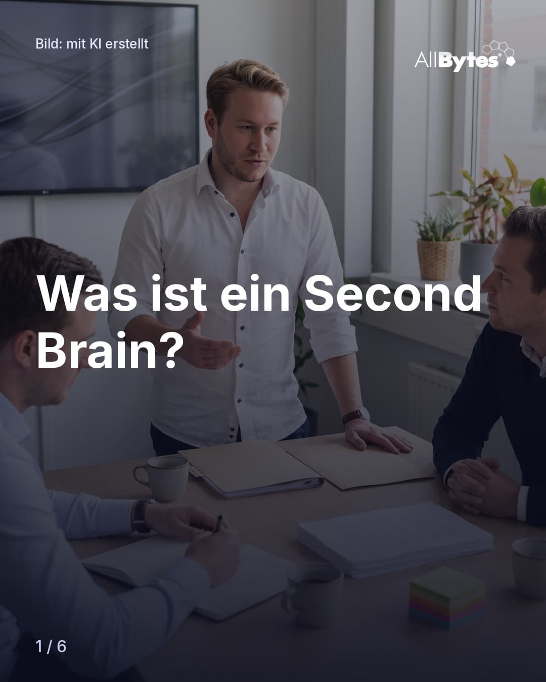 Daniel erklärt zwei Kollegen am Besprechungstisch, was ein Second Brain ist — „Was ist ein Second Brain?"
